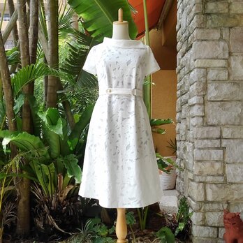 (Ｍ) フラワー レリーフ ホワイト リゾート ドレス ワンピース ×ネイビーインナーの画像