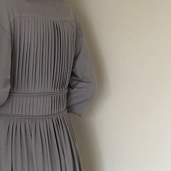 モダールレーヨンのとろけるアコーディオンプリーツワンピ　Christa　ライトグレー