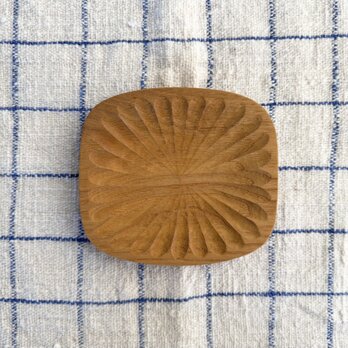 栗の木の菓子皿の画像