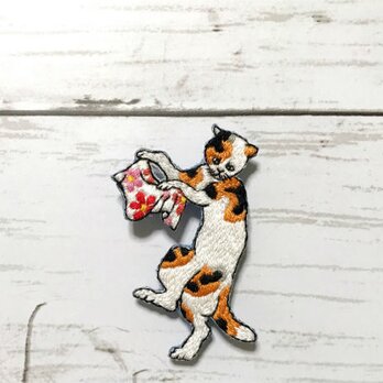 手刺繍浮世絵ブローチ＊歌川国芳「猫飼好五十三疋・亀山」の猫の画像
