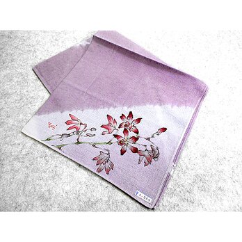 綿ハンカチ（絞り染にランの花）（赤紫色濃淡に白色）の画像