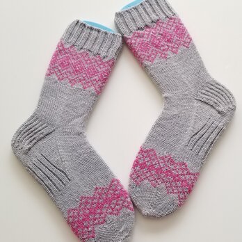 部分編み込みの手編み靴下 (ライトグレー&ビビッドピンク)　P004の画像