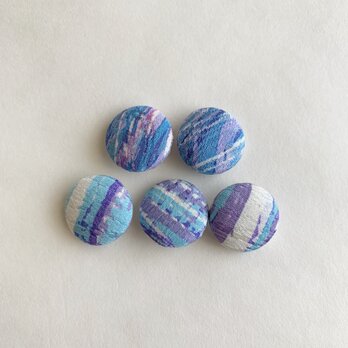 絹手染くるみボタン５個（18mm 水色紫系）の画像