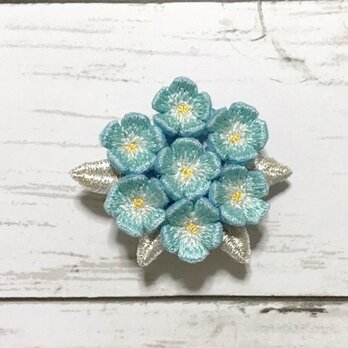 小花の手刺繍ブローチ（水色）の画像