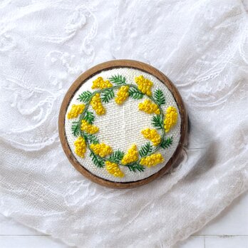 ミモザのリース 木枠の刺繍ブローチ(ナチュラル)の画像