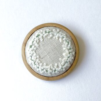 かすみ草のリース 木枠の刺繍ブローチの画像