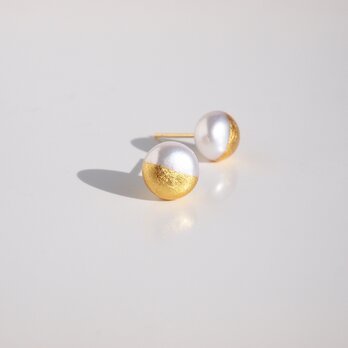 シンプル＋α 金箔パール[ピアス] ゴールド＆ホワイト 8mm　淡水パール一粒スタッドピアス　アレルギーフリーの画像