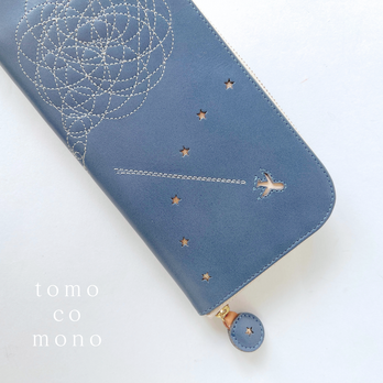 刺繍革財布『ひこうき雲』アッシュBLUE（牛革）ラウンドファスナー型☆スリムタイプ☆