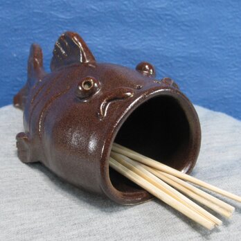 陶器 串入れ 鯉型　こげ茶　【190504】の画像