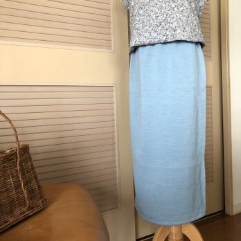 送料無料・ウエストゴム・綺麗な水色のミモレ丈ロングタイトスカートの画像
