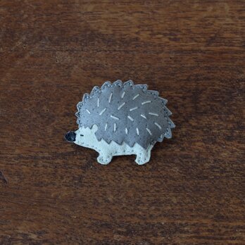 革ブローチ　ハリネズミ