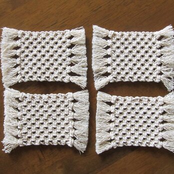 マクラメ編みのシンプルなコースター４枚セット～コットン生成り糸の画像