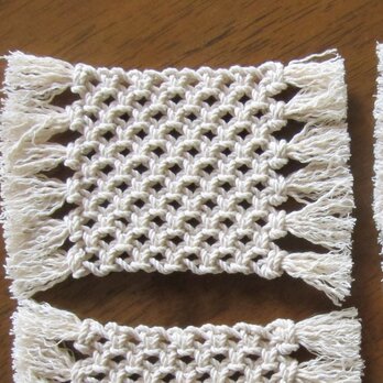 マクラメ編みのシンプルなコースター～コットン生成り糸の画像