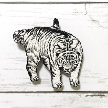手刺繍日本画ブローチ＊丸山応挙「遊虎図」の白虎の画像