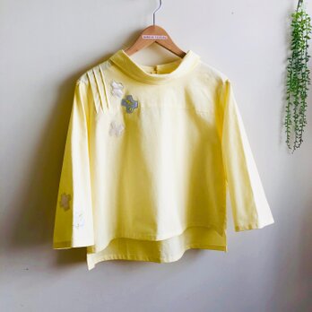 ロールカラーの黄色いシャツ　の画像