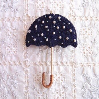 雨を待つ傘のブローチ　濃紺色の画像