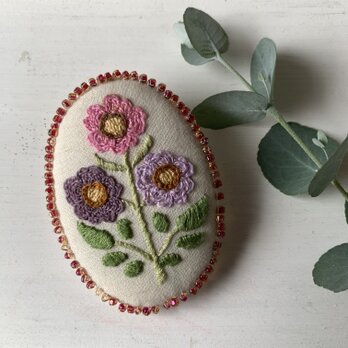 花の刺繍のオーバルブローチの画像