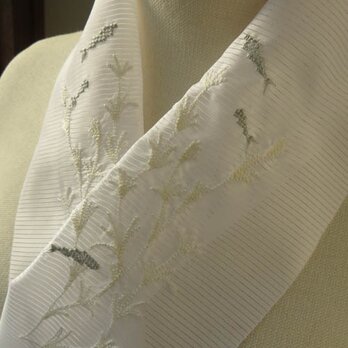 半衿・刺繍ポリ絽・水草と金魚・モノトーンの画像