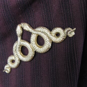 真鍮ブラス製　金の蛇/スネーク型ピンズブローチ　結婚式・成人式などシャツ・ジャケットや帽子・バッグのワンポイントにの画像