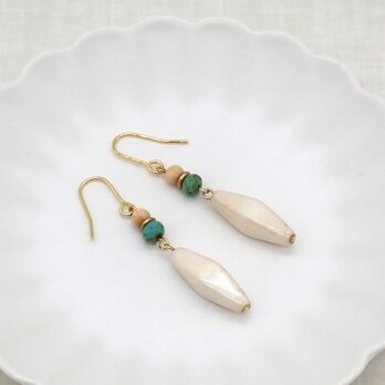 ロングチェコビーズのボタニカルピアス／イヤリング