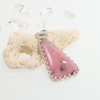 ～謎の石～　ピンク系天然石の飾り枠ペンダント