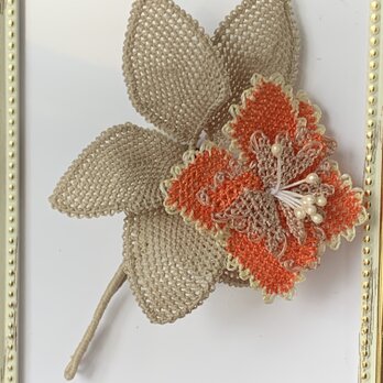 縫い針で編むお花のアクセサリー オレンジとベージュの画像