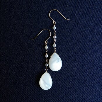 14KGF白蝶貝を真珠で紡いだロングピアス　～Perrineの画像