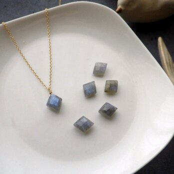 天然石のネックレス ■ 揺れるスピカ 7種類展開 ■ ラブラドライト　グレー色