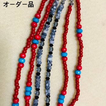 赤と青の天然石とガラスビーズのネックレス　の画像