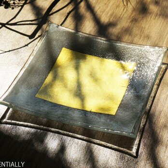 ガラスの角皿 -「 金色のガラス 」● 19cm角・金色の画像