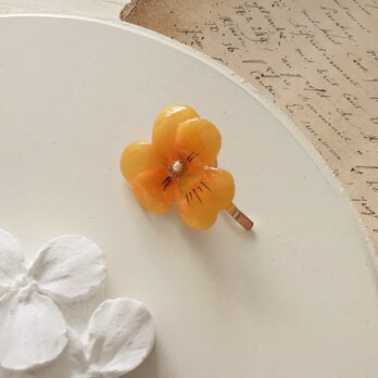 染め花を樹脂加工したビオラのポニーフック(オレンジ)の画像