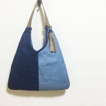 青色二色のジュートかばんの画像