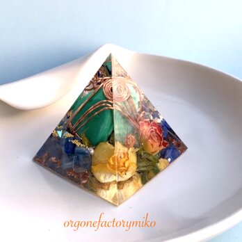 バリ島マラカイト　幸運　癒し　幸運メモリーオイル入　ピラミッド　オルゴナイトの画像