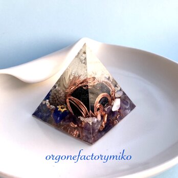バリ島ブラックトルマリン　幸運　愛情　幸運メモリーオイル入　ピラミッド　オルゴナイトの画像