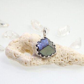 ～幻のガーネット～　レインボーガーネットの飾り枠ペンダント