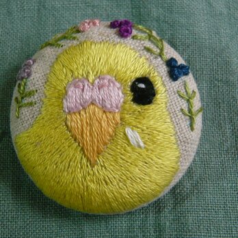 　刺繍　セキセイインコ（イエローオパーリン）　ブローチ　くるみボタン　鳥の画像