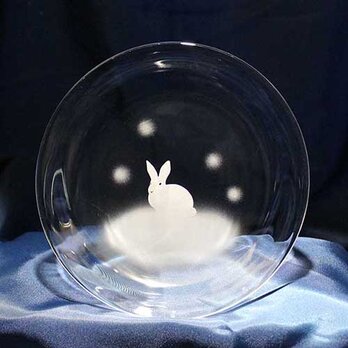 【雪のうさぎたち 座り姿】うさぎモチーフのガラス小皿 ★名入れ加工対応品（有料）の画像