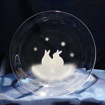 【雪のうさぎたち ２羽】うさぎモチーフのガラス小皿 ★名入れ加工対応品（有料）の画像