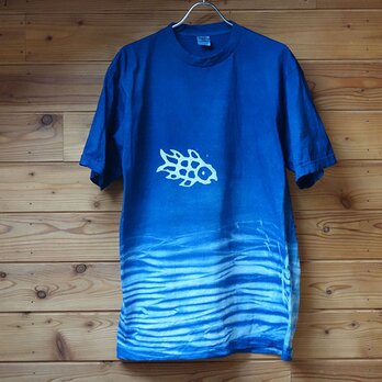 波絞りと魚の藍染Tシャツの画像
