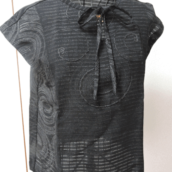 着物リメイクリボンブラウス・黒　渦巻き
