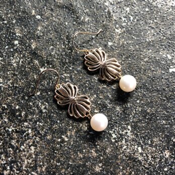 Twin shell flower gold pierce "小さな貝とパールのピアス”の画像