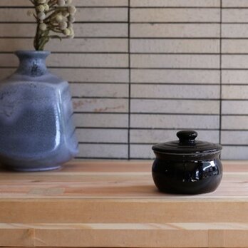1600年創業 13代目職人 加藤さんのつくる甕（かめ）1合・黒（蓋物・漬物入れ・調味料入れ）梅干し約7個ほど入りますの画像