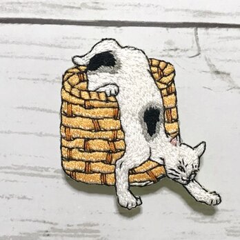 手刺繍浮世絵ブローチ＊歌川国芳「猫飼好五十三疋・鳴海」の猫の画像