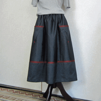 着物リメイク♪赤いラインがワンポイント・大島紬のスカート　丈７５ｃｍ（裏地付き）の画像