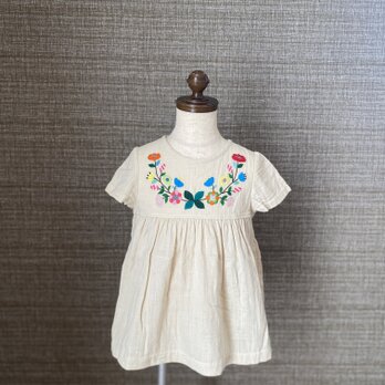 size90㎝ 刺繍チュニックワンピース　生成りにぎやか刺繍　の画像
