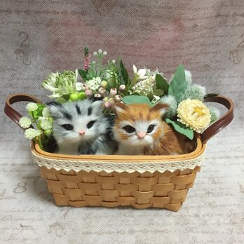 猫ちゃんと小花の持ち手付きバスケットアレンジ Mの画像