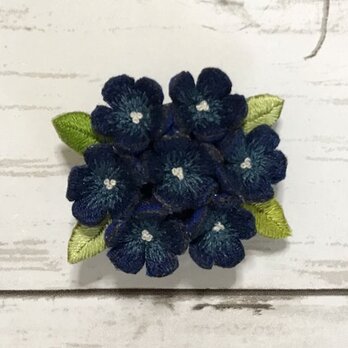 小花の手刺繍ブローチ（紺色）の画像