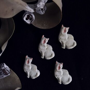 あくびねこのブローチ 白