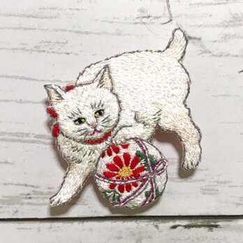 手刺繍浮世絵ブローチ＊高橋弘明（松亭）「毬と遊ぶ白猫、黒猫」よりの画像