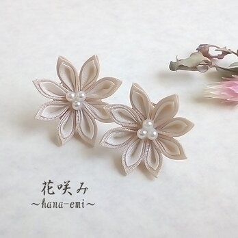 つまみ細工　一輪のお花のピアス/イヤリング　白の画像